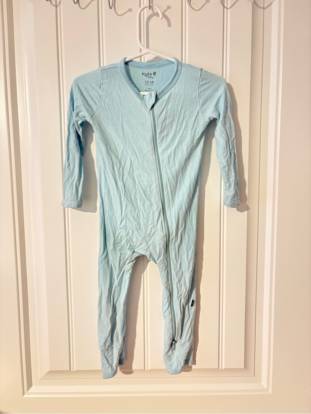 Kyte Baby zippered romper in Powder